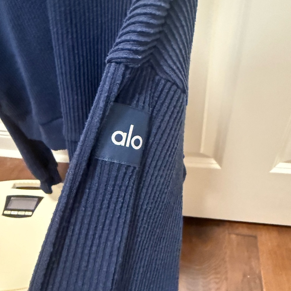 ALO Yoga Men's Deep Blue Sweater